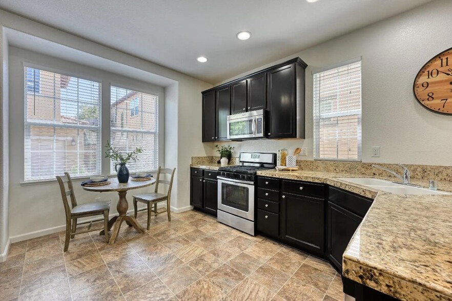 Large Chef's Kitchen - 153 Barnhill Dr