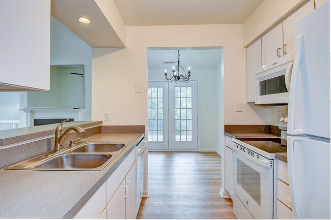 Building Photo - 2393 London Pointe Dr