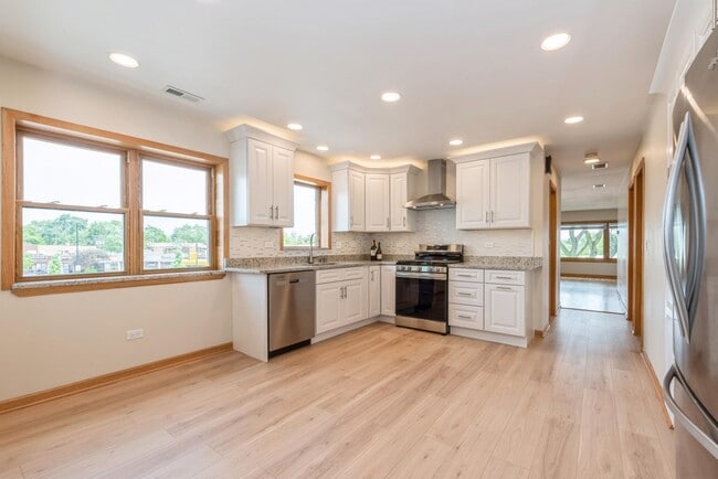 Building Photo - 8108 N Oriole Ave