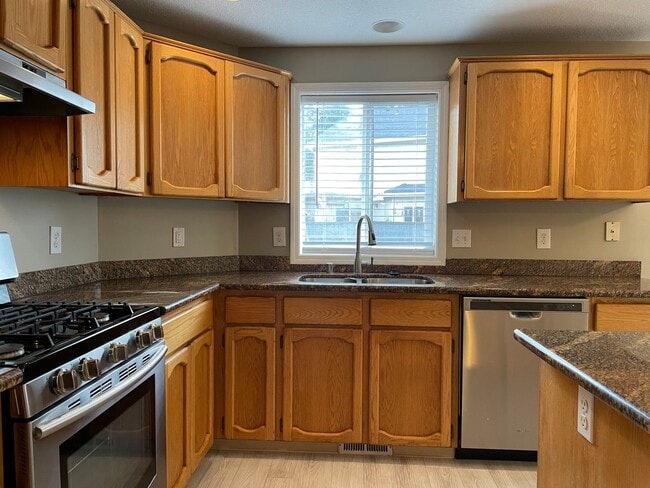 Building Photo - HALF MONTH FREE OF RENT Spacious 5 Bedroom Home! Granite Counters! Pet friendly! Tons of Room for...