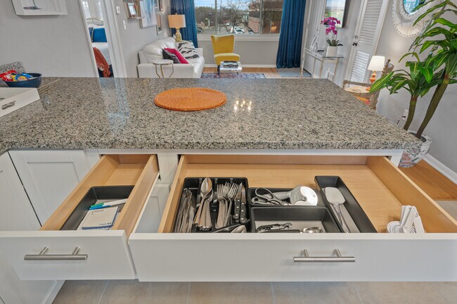 Building Photo - 248 Ruth St N