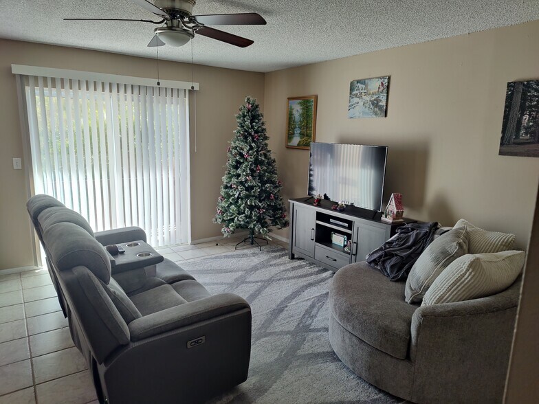 Building Photo - 2628 Hidden Lake Dr N