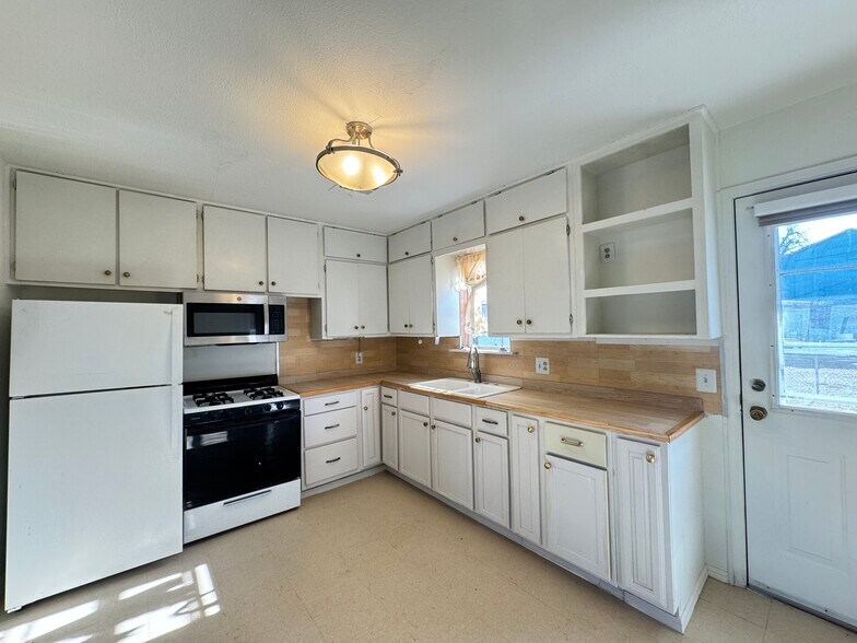 Building Photo - 3340 SW 23rd St