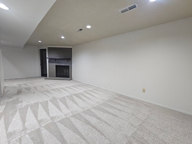 Building Photo - Great NE 3 Bedroom 2 Bath with Garage, close to shopping and I380 access