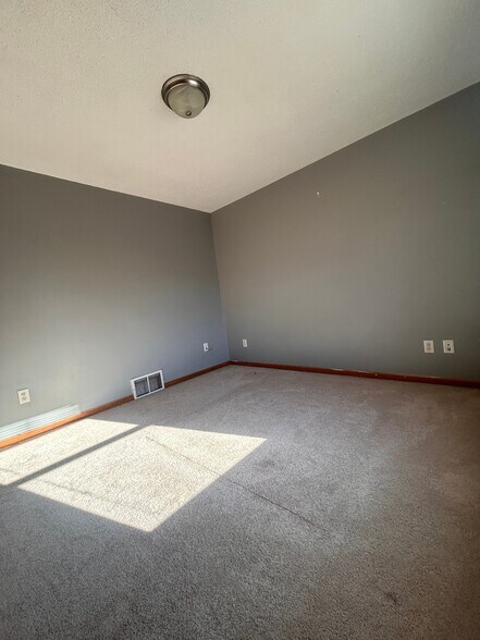 Building Photo - 1829 N Girard Ave