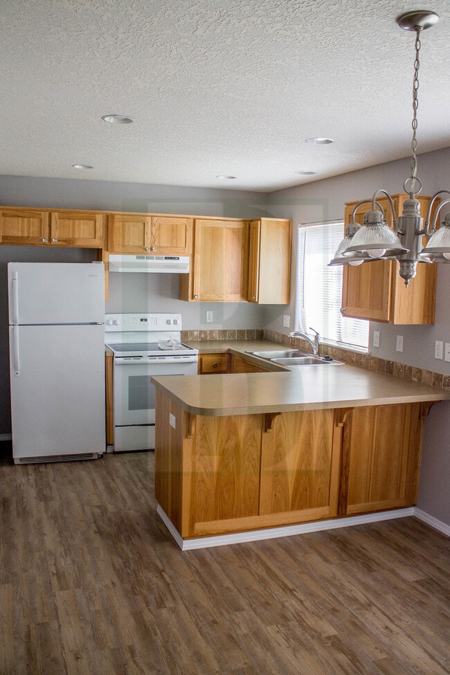 Building Photo - Spacious Updated Duplex in Salem