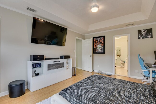 Building Photo - 4 bedroom 2.5 bath home on the water with ...