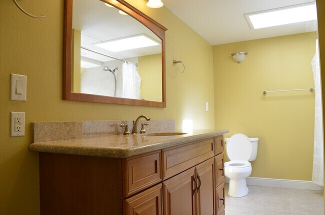 Building Photo - Spacious Somerset Home Near Top Schools an...