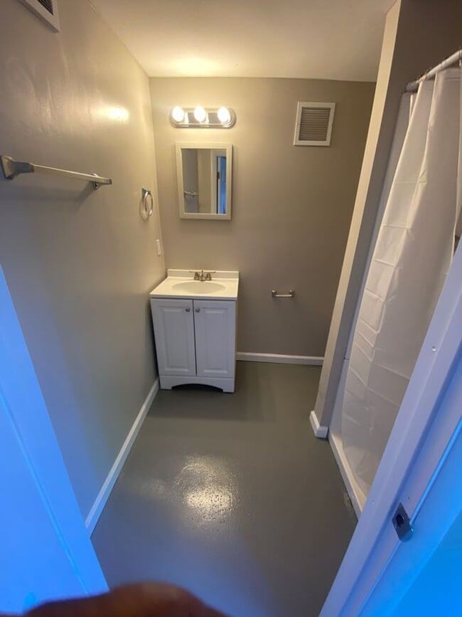 Building Photo - Amazing 3 bedroom 2 bathroom house availab...