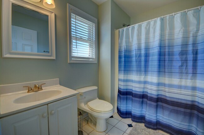 Building Photo - 3812 Island Dr