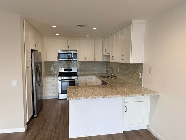 Building Photo - Amazing views in a great one story Mission Oaks home - Camarillo