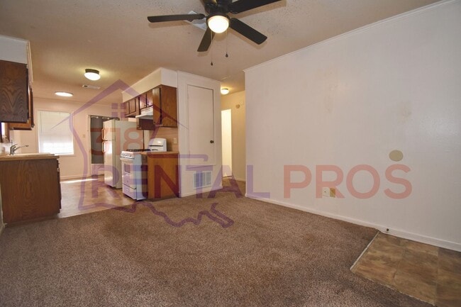 Building Photo - 106/108 Debra Ln