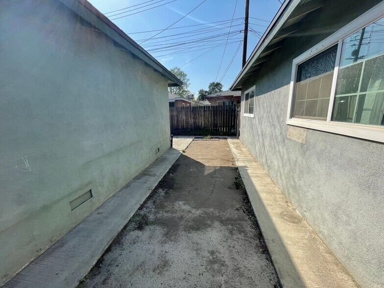 Building Photo - 833 W Walnut Ave