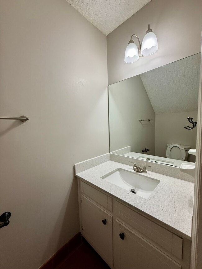 Building Photo - 2 bed / 1.5 bath townhome in Oakwood