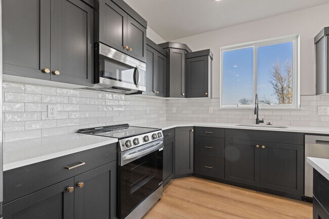 Building Photo - LEASE TAKE OVER PLEASE CALL TENANTS BRITTNEY 480-868-7733 OR Gunner Norton 480-450-0666 -FOR THIS...