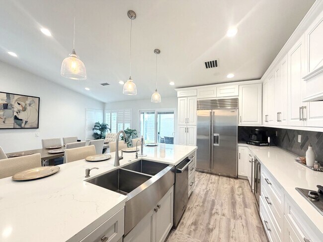 Building Photo - AVAILABLE NOW!! GORGEOUS 4 Bedroom 2 Bathroom Home in La Quinta.