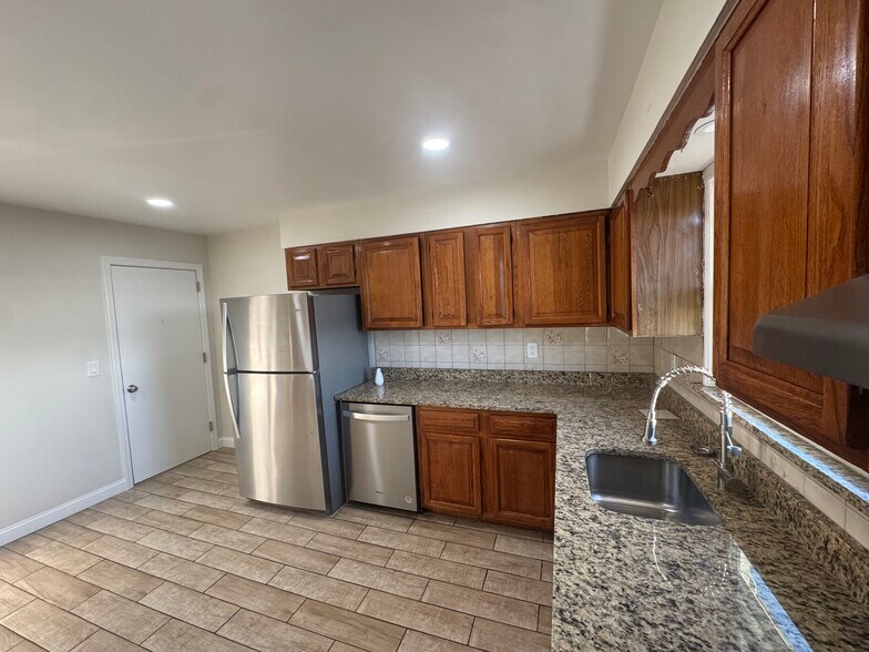 Building Photo - 646 Fairview Ave