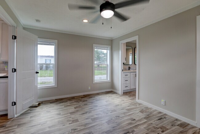 Building Photo - 5233 Clarksville Rd
