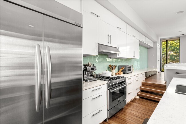 Building Photo - 2202 Whitney St