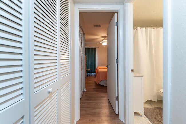 Building Photo - Conveniently located, furnished, 2 Bed, 2 ...
