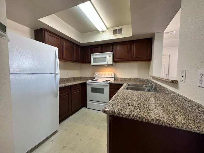 Building Photo - 1st Floor Condo!