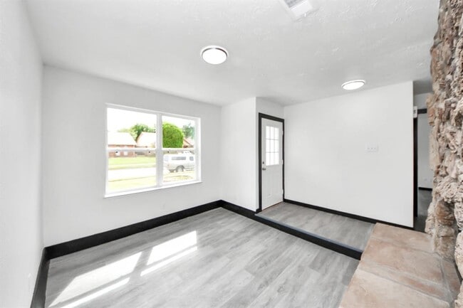Building Photo - 4015 Lufborough Dr