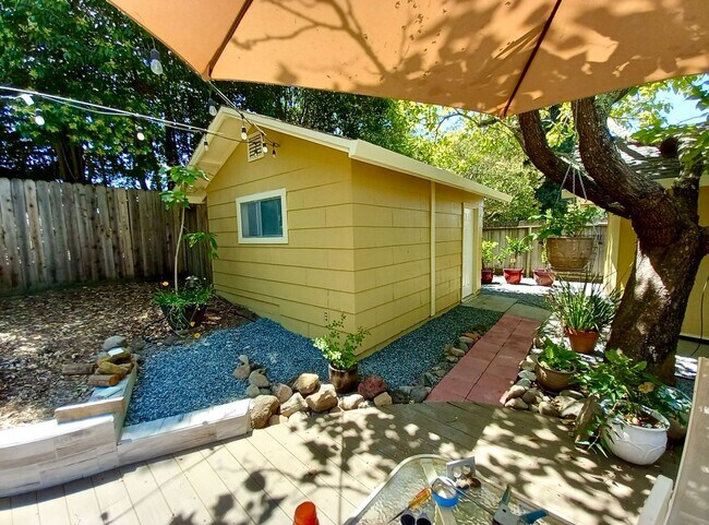 Building Photo - Lovely one level home in Northwest Santa R...