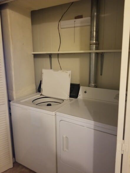 #45 2BR 1Bath With Washer/Dryer - 2740 University Ave