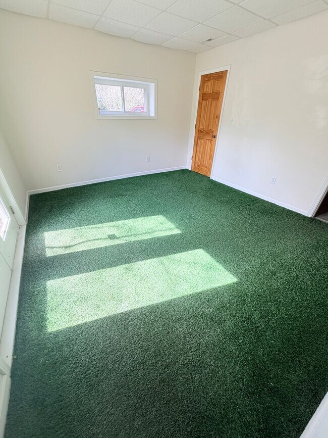 Building Photo - 3 Bed, 2 Bath Pet Friendly Downtown Asheville Location, Available Now - Lawn Care Included!