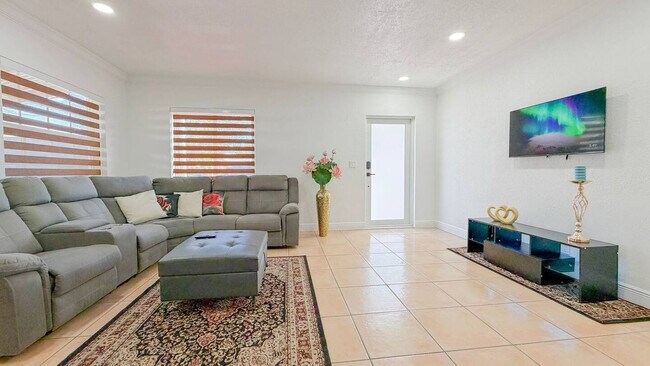 Building Photo - 340 Tamiami Canal Rd