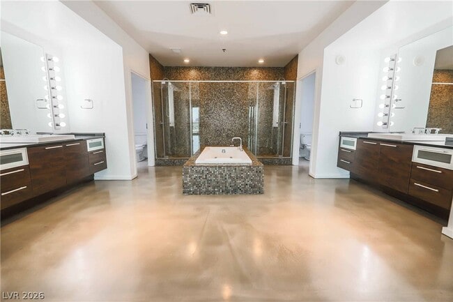 Building Photo - 900 S Las Vegas Blvd