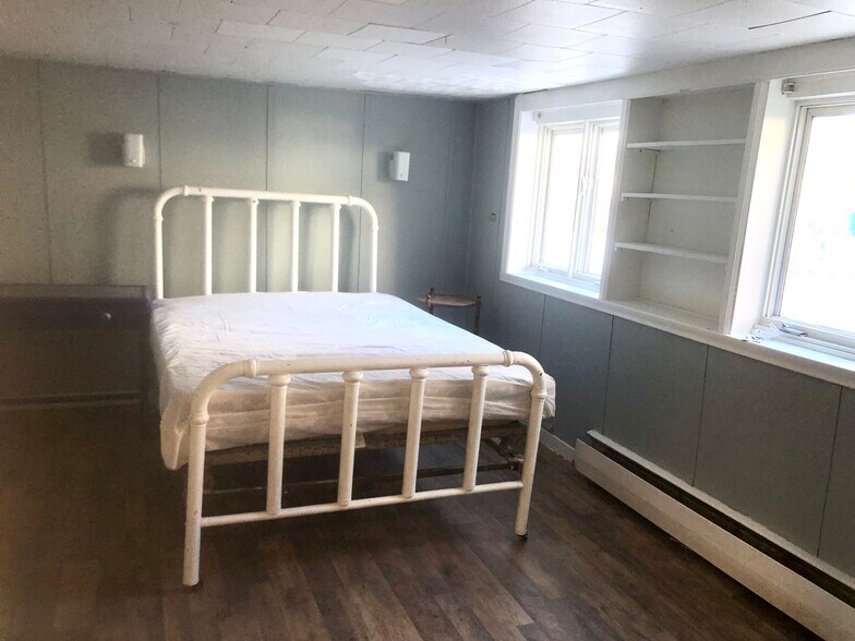 Building Photo - 100 College St