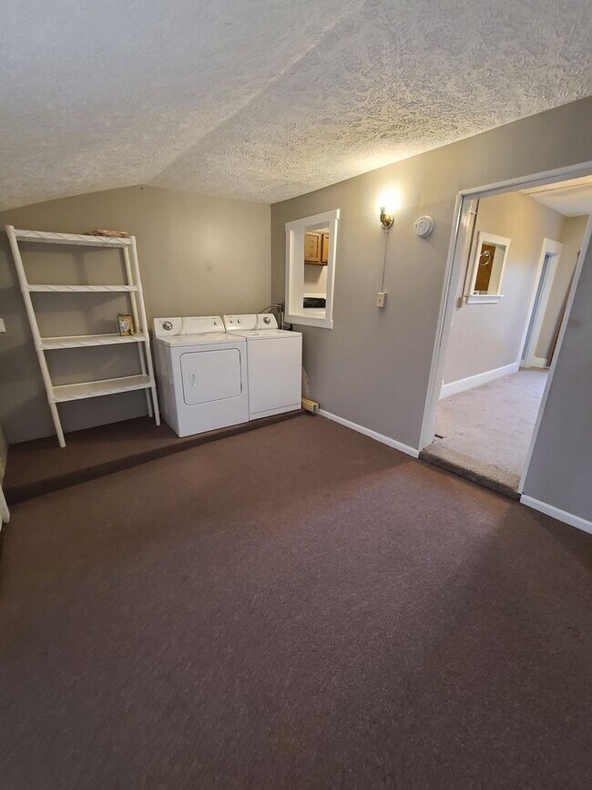 Building Photo - 2 bed 1.5 bath with vacant lot for your ki...