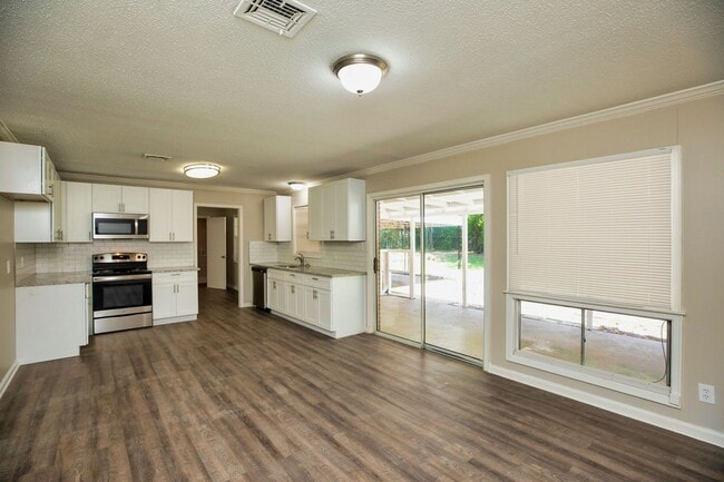 Building Photo - ** 3 bed 2 bath located in Dalraida **Call...