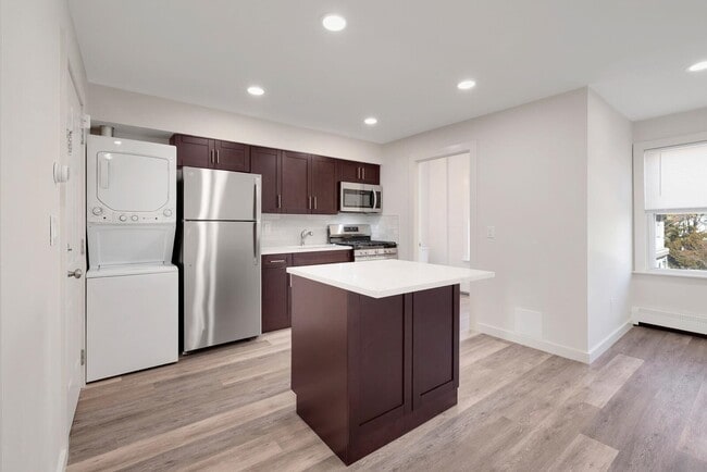 Building Photo - 561 Broad St