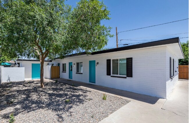 Building Photo - 920 E Montebello Ave