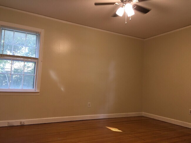 Building Photo - Dont miss out on this spacious East Memphi...