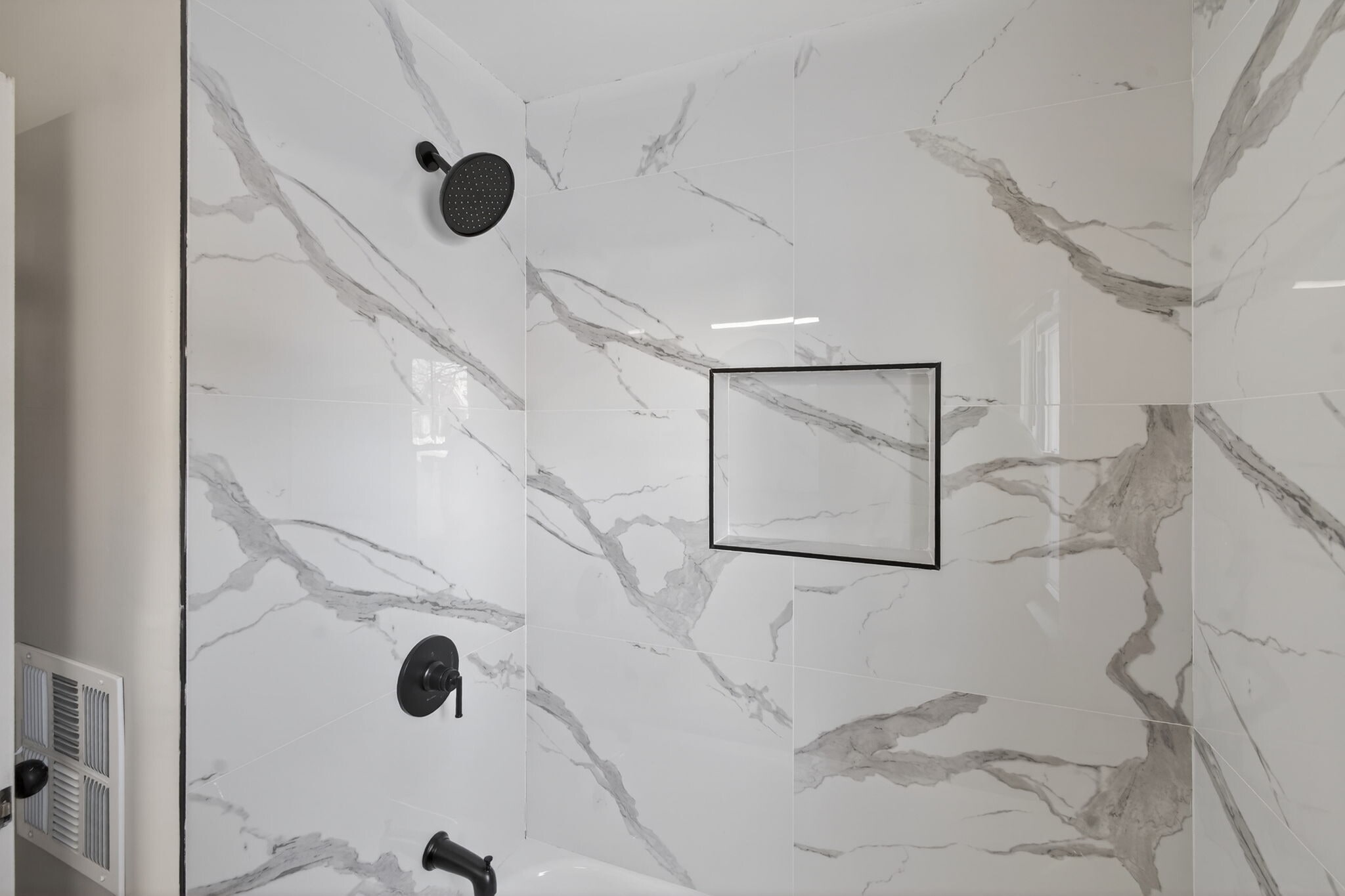 Building Photo - 20040 Regent Dr