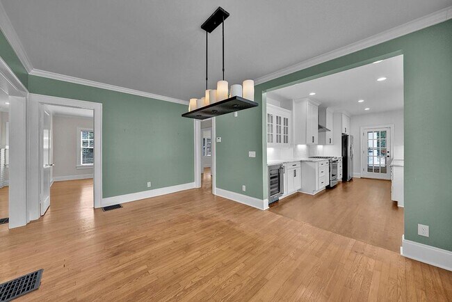 Building Photo - 876 Courtenay Dr NE