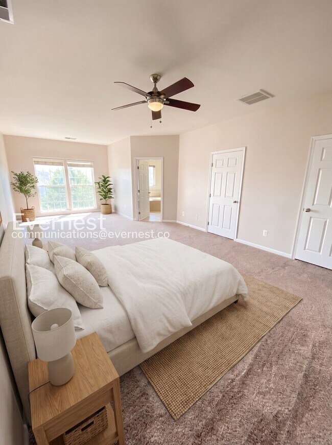 Building Photo - 3 Bed/3 Bath Townhome with Garage / Pet-Friendly / Available Soon!