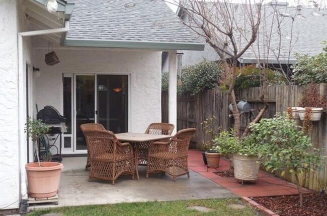 Building Photo - Cute, Charming, Well Maintained and Central Location!