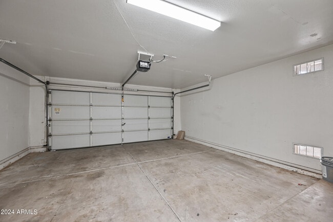 Building Photo - 7160 E Lindner Ave