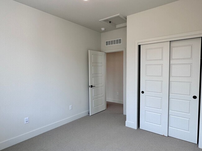 Building Photo - Luxury 3 Bedroom Townhome in the Heart of ...