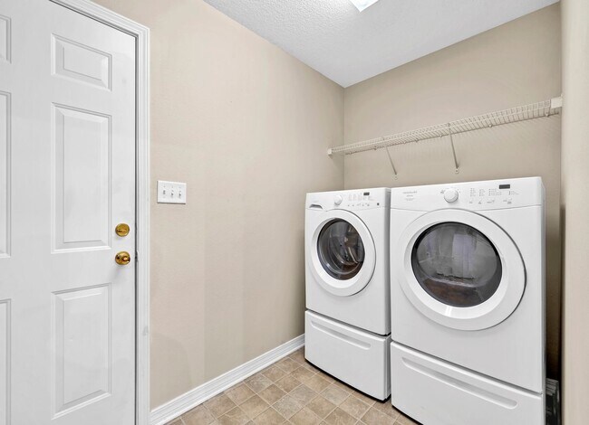 Building Photo - 4bed/2bath...Navarre home!