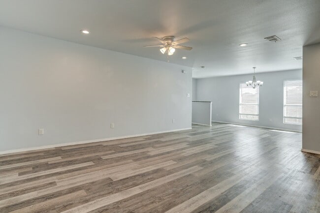 Building Photo - 3/2 in Lincoln 16!