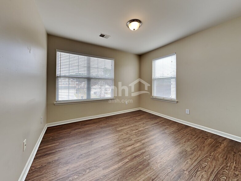 Building Photo - 1103 Homework Ave