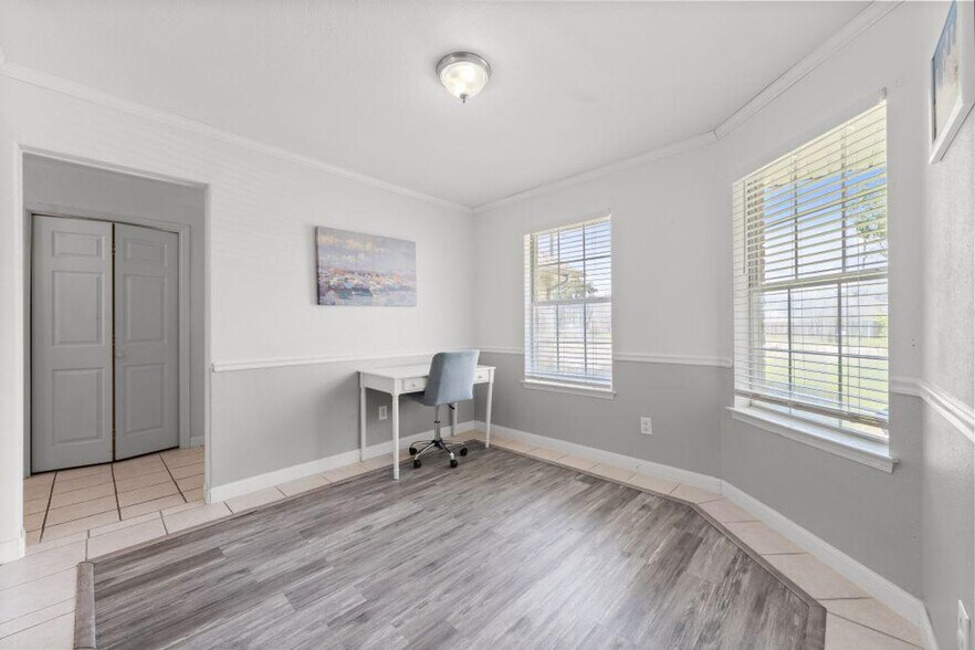 Building Photo - 406 Shorewood Cir