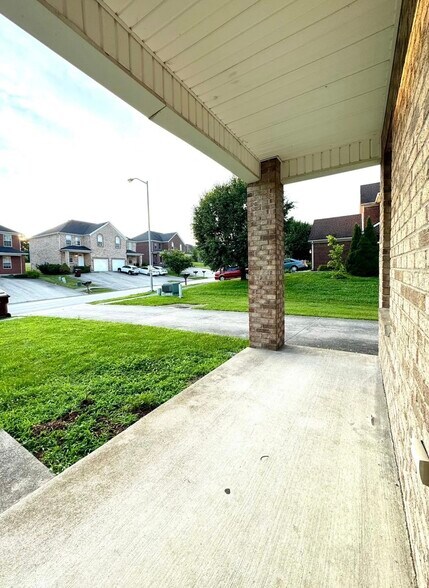 Building Photo - 586 Hampton Way