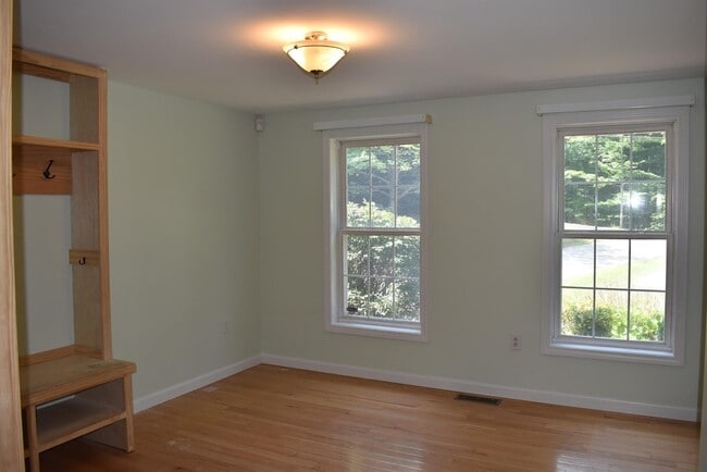 Building Photo - 51 Westview Rd