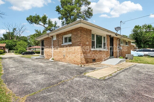 Building Photo - 16019 Circle Dr